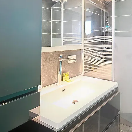 Stylish 1-bedroom With Sea View On La Croisette Cannes