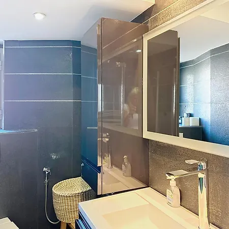 Stylish 1-bedroom With Sea View On La Croisette Cannes